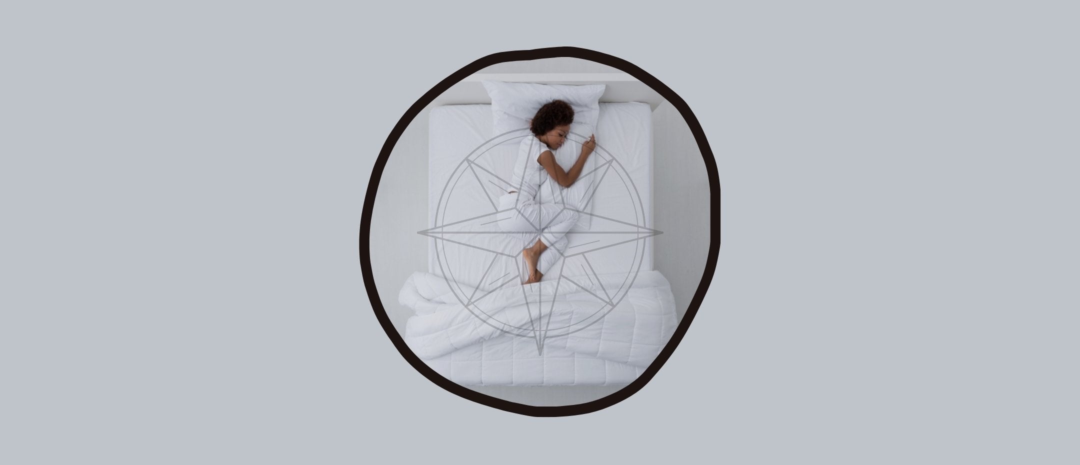 Vue de dessus d'une femme couchée sur son matelas avec une boussole au centre représentant la direction du lit