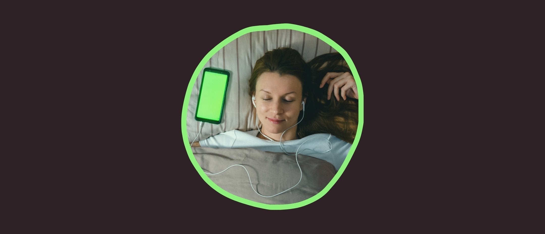 Vue de dessus d'une jeune femme dormant avec son téléphone mobile de fond d'écran vert