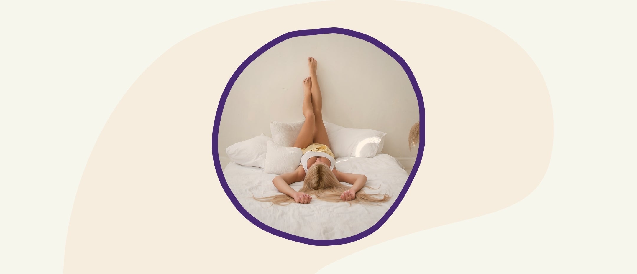 Jeune femme blonde couchée sur son lit avec ses jambes surélevées contre le mur