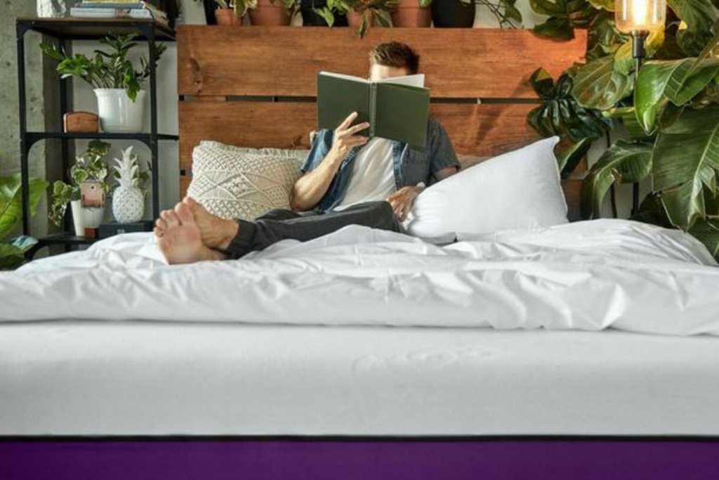 Homme qui lit au lit