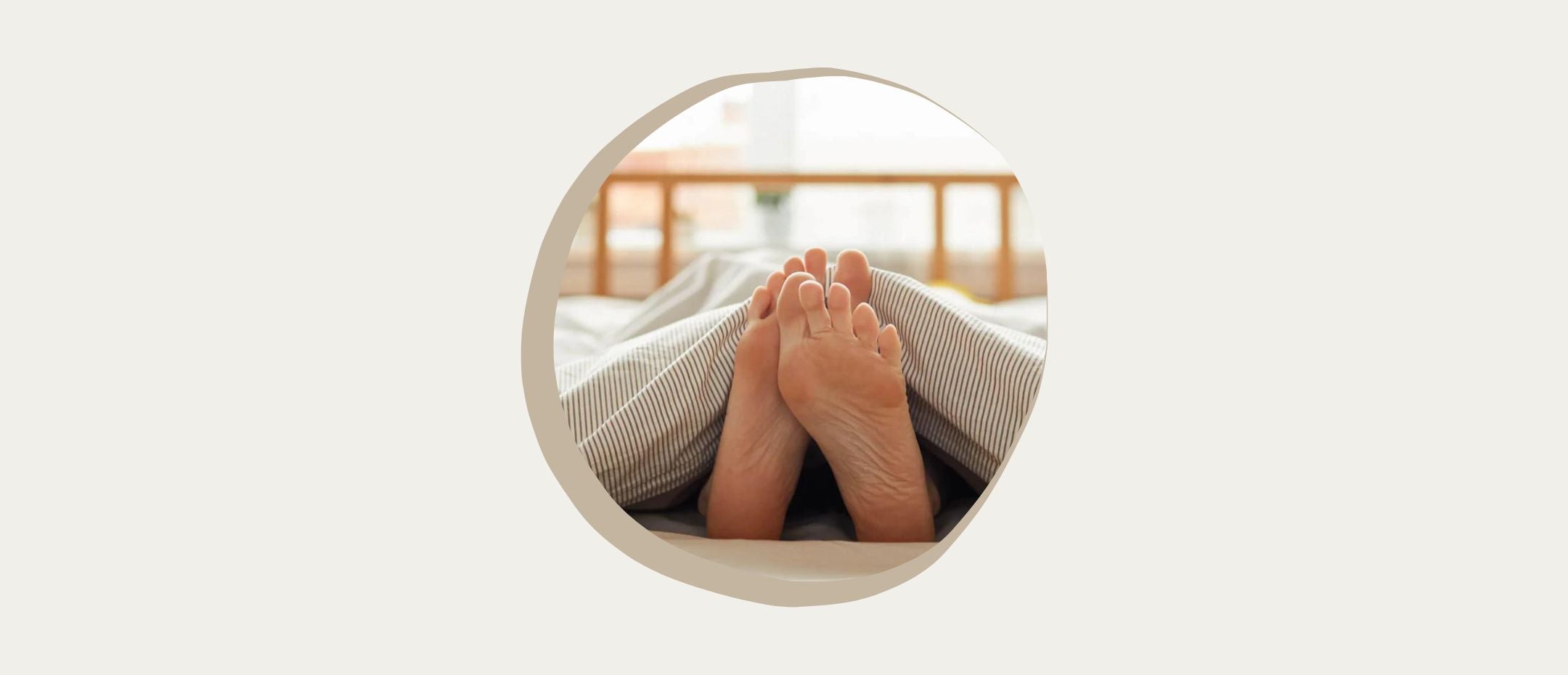 Femme aux pieds nus couché sous la couverture dans le lit
