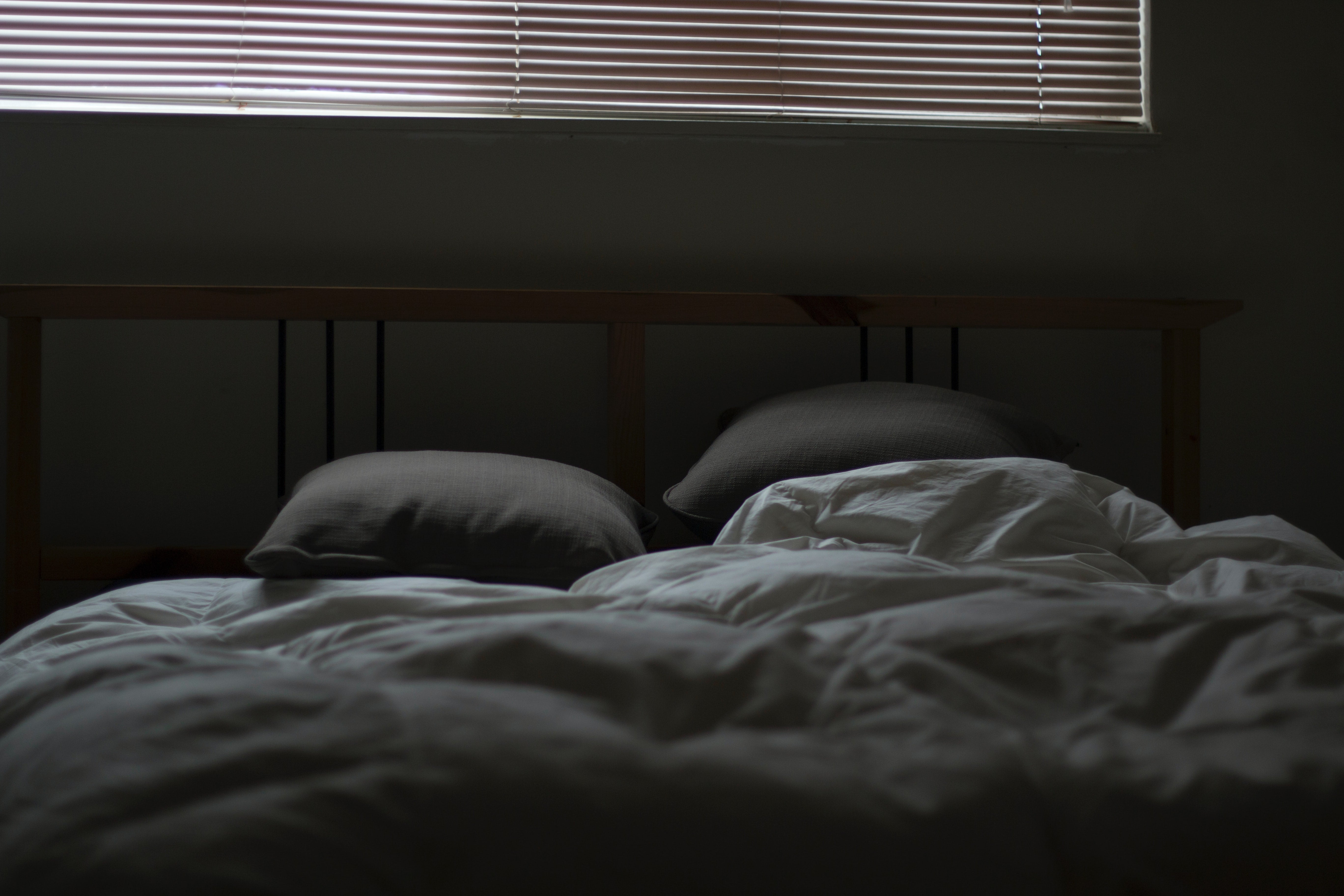 Draps de lit blancs et gris